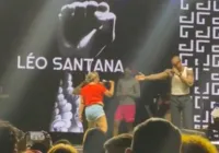 Léo Santana expulsa fã de palco após gestos obscenos: "Sou casado"