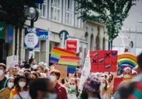 Mães lésbicas têm nomes excluídos de certidões de nascimento na Itália