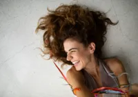 Mariana Aydar faz show com homenagem ao Maestro Letieres Leite