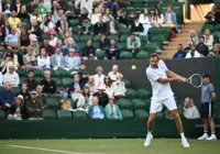 Medvedev supera Mannarino em jogo de dois dias em Wimbledon