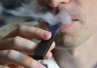 Mesmo proibidos, cigarros eletrônicos são facilmente encontrados