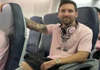 Messi viraliza após postar foto em voo de classe econômica