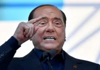 Milhares de pessoas prestam sua última homenagem a Berlusconi