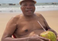 Milton Nascimento curte dia de praia no litoral baiano
