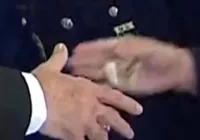 Ministro insinua que militar passou joia a Bolsonaro em aperto de mão