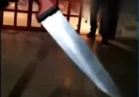 Motoboy relata ameaça de segurança de hamburgueria na Barra; vídeo