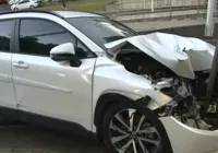 Motorista perde controle de carro e bate em poste na avenida ACM