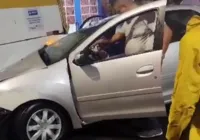 Mulher fica ferida após carro colidir com ônibus no Caminho de Areia