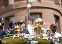 Multidão acompanha desfile dos Nuggets, campeões da NBA, pelas ruas de