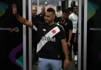Multidão de vascaínos recebe Payet com festa no aeroporto do rio