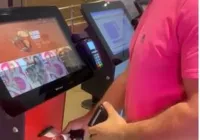 "Onda rosa" em shopping de Salvador marca estreia de Barbie