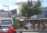 Ônibus bate em caminhão de lixo e trava trânsito na Avenida Suburbana