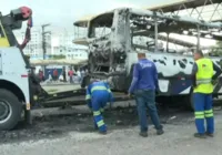 Ônibus é incendiado após atropelamento de mulher na CIA-Aeroporto