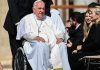 Papa Francisco recebe alta nove dias após cirurgia no intestino
