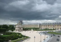 Polícia fecha frente do Louvre por ameaça de bomba e coloca robô