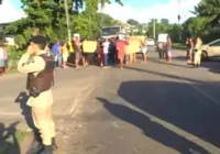 Populares protestam na Estrada do Derba após mulher morrer atropelada
