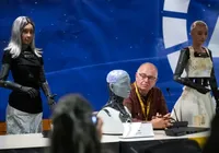 Robôs afirmam que poderão dirigir o mundo melhor que humanos