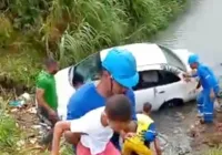Seis pessoas são resgatadas após queda de veículo em córrego