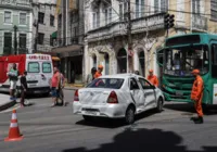 Semáforo apagado provoca acidente entre ônibus e carro na Barroquinha