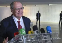 "Só faltam os escandalosos juros caírem", defende Alckmin