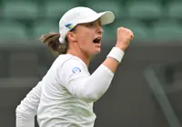 Swiatek estreia em Wimbledon com vitória tranquila sobre chinesa