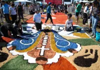 Tapete de Corpus Christi é montado na Esplanada dos Ministérios