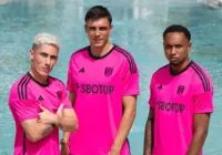 Time da atriz Margot Robbie, Fulham lança camisa cor de rosa imagem