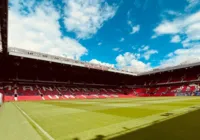 Torcedor do United é banido por usar camisa com deboche à tragédia