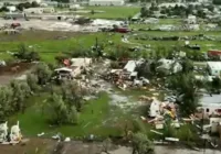 Tornado deixa três mortos e mais de 100 feridos em cidade nos EUA