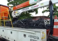 Uma tonelada de fios irregulares é removida por dia na Bahia