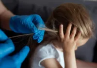 Vegana se recusa a matar os piolhos da filha: "são seres vivos"