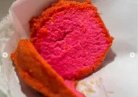 Vendedora lança 'acarajé rosa' e divide opiniões nas redes sociais