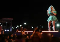 Vestida de noiva, Solange Almeida agita o público no São João da Bahia