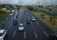 Vídeo: Buraco na pista provoca estragos em 22 carros na Av. Paralela