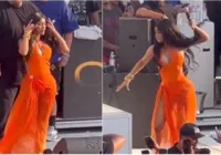 Vídeo: Cardi B joga microfone em fã após levar 'banho' de bebida