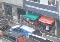 Vídeo: Moradores tentam se proteger de tiroteio no Calabar
