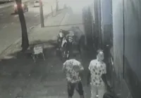 Vídeo: Policial tem celular furtado durante patrulhamento