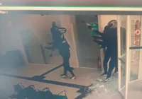 Vídeo: assaltantes trocam tiros em roubo a banco em Santa Catarina