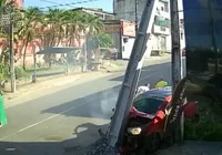 Vídeo: carro desgovernado bate em poste na Estrada Velha do Aeroporto