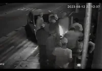 Vídeo: condutor bêbado invade calçada e atropela nove pessoas