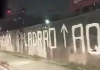 Vídeo: criminoso pula muro escrito 'ladrão aqui' para roubar vítima