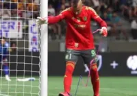 Vídeo: goleiro faz mágica, distrai cobrador e pega pênalti