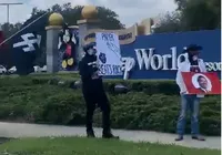 Vídeo: grupo neonazista é visto com bandeiras em parque da Disney