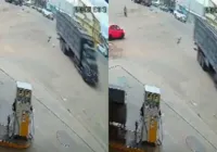 Vídeo: motorista passa mal e carreta invade posto de combustíveis