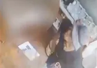 Vídeo: mulher com criança no colo tem celular roubado dentro de salão