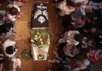 Vídeo: multidão aplaude corpo de Zé Celso em velório no Teatro Oficina