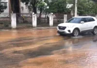 Vídeo: tubulação rompe e causa alagamento no Caminho das Árvores