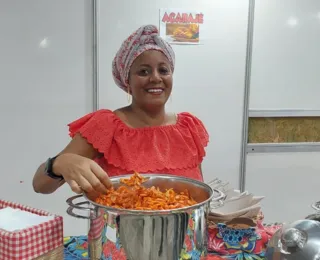 "Acarajé bate no milho", diz baiana com tabuleiro no São João