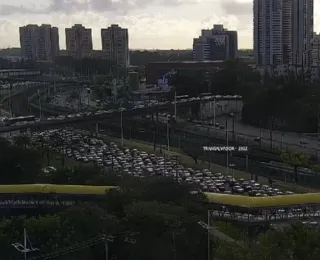 Acidente causa grande congestionamento na Avenida Paralela