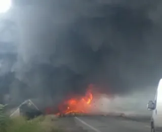 Acidente entre carretas causa explosão e deixa um morto na BR-116